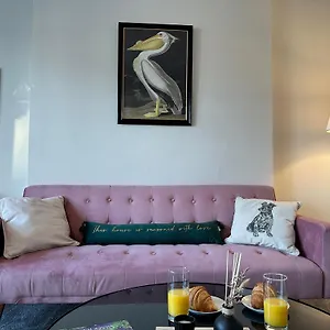https://apt-charming-cozy-richmond-retreat.brighton-hotels-england.com