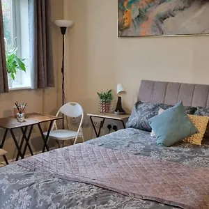 https://apt-studio-with-free-street-parking-in.brighton-hotels-england.com
